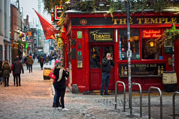 dublin/irlande - 02/03/2018 pub bar temple rouge au cours de la tempête de neige, tempête emma et bête de l’est - irish culture republic of ireland guinness music photos et images de collection