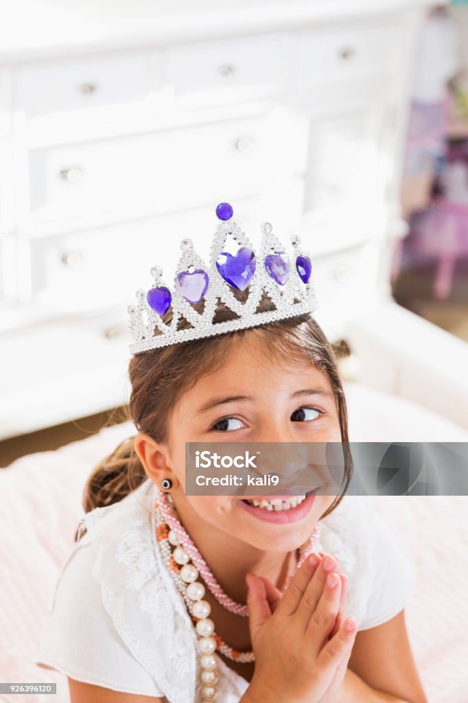 Razza Mista Bambina Di 7 Anni Che Indossa La Corona Principessa