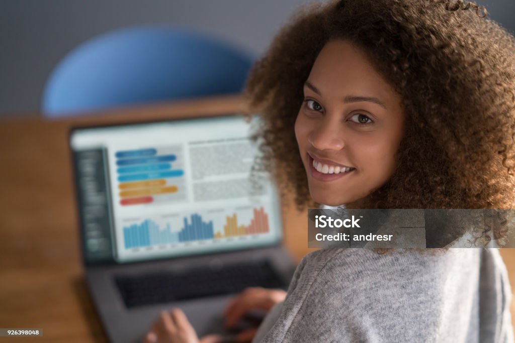 Schwarze Frau zu Hause online arbeiten - Lizenzfrei Vermögensberatung Stock-Foto