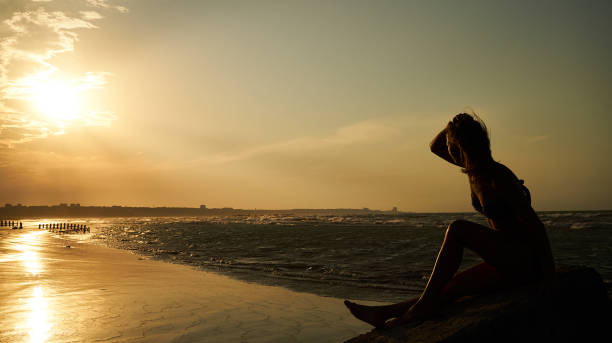 Hermoso Cuerpo De Mujer En Traje De Baño En La Playa Al Atardecer De Tiempo - Banco de fotos e imágenes de stock - iStock Hermoso Cuerpo De Mujer En Traje De Baño En La Playa Al Atardecer De Tiempo - Banco de fotos e imágenes de stock - iStock