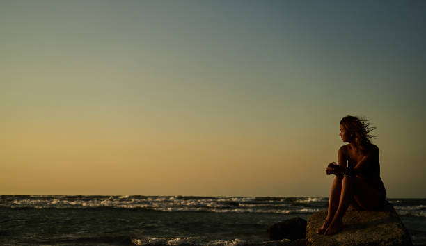 Hermoso Cuerpo De Mujer En Traje De Baño En La Playa Al Atardecer De Tiempo - Banco de fotos e imágenes de stock - iStock Hermoso Cuerpo De Mujer En Traje De Baño En La Playa Al Atardecer De Tiempo - Banco de fotos e imágenes de stock - iStock