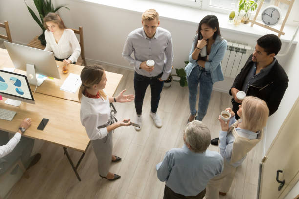 teamleiter/-innen treffen multirassische praktikanten im coworking büro, ansicht von oben - anzahl von menschen stock-fotos und bilder