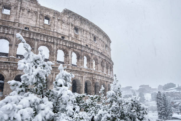 Coliseo en blizzard raro el 26 de febrero. 2018, Roma Italia - foto de stock