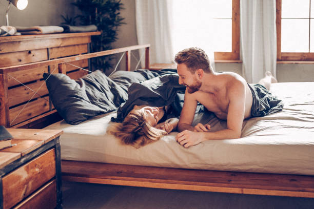 Pareja Hablando En La Cama Foto de stock y más banco de imágenes de Parejas - Parejas, Vida doméstica, 20 a 29 años - iStock Pareja Hablando En La Cama Foto de stock y más banco de imágenes de Parejas - Parejas, Vida doméstica, 20 a 29 años - iStock