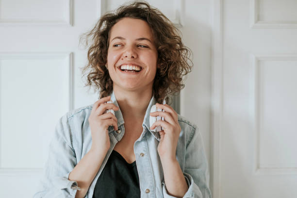 istock Cute girl leaning against the wall 926428250