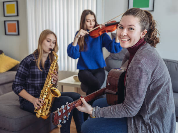 istock Young women playing music 926433520