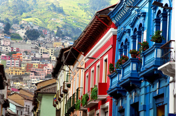 植民地時代のスタイルと緑の山々 - quito ストックフォトと画像