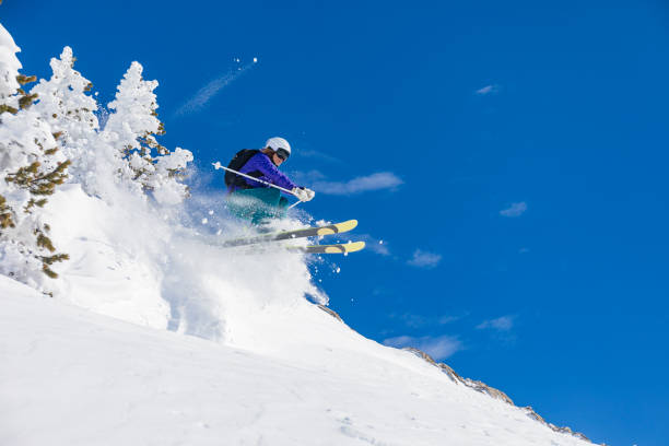 ピレネー山脈のカタロニア スペイン バケイラ ベレット スキー日の間に深い雪の中でジャンプ女性 - powder snow skiing agility jumping ストックフォトと画像