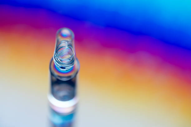 vacuna en el frasco de cristal con luz polarizada - morfina medicamento fotos fotografías e imágenes de stock