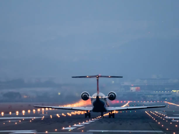 um dia de aeroporto internacional de osaka - aircraft emergency - fotografias e filmes do acervo