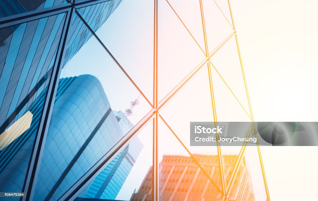 Riflessi di moderni edifici commerciali su occhiali con luce solare - Foto stock royalty-free di Industria edile