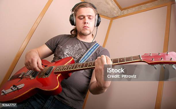 Foto de Guitarrista Em Estúdio e mais fotos de stock de Adulto - Adulto, Amplificador, Artista