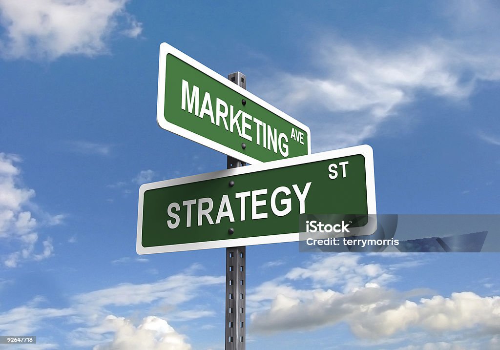 マーケティングとビジネス戦略の交差道路標識 - カラー画像のロイヤリティフリーストックフォト