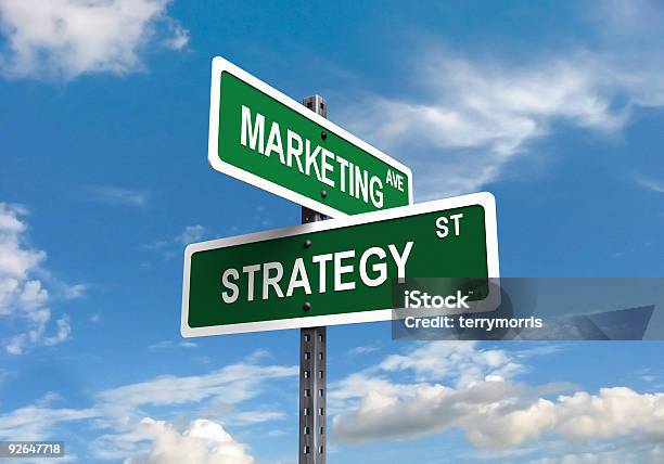 マーケティングとビジネス戦略の交差道路標識 - カラー画像のストックフォトや画像を多数ご用意 - カラー画像, ビジネス, ポール