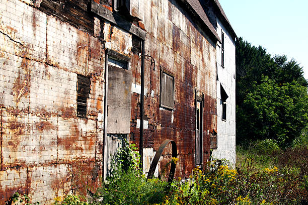 istock Rural Michigan Grunge: Sheet-metal Rusted Barn 92647865