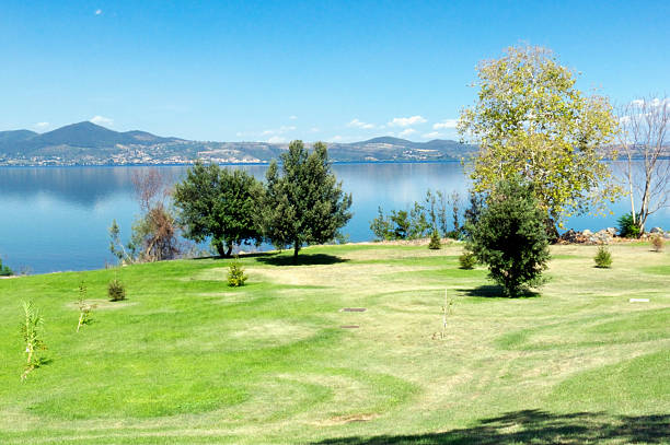 bracciano en italia lago - bracciano fotografías e imágenes de stock