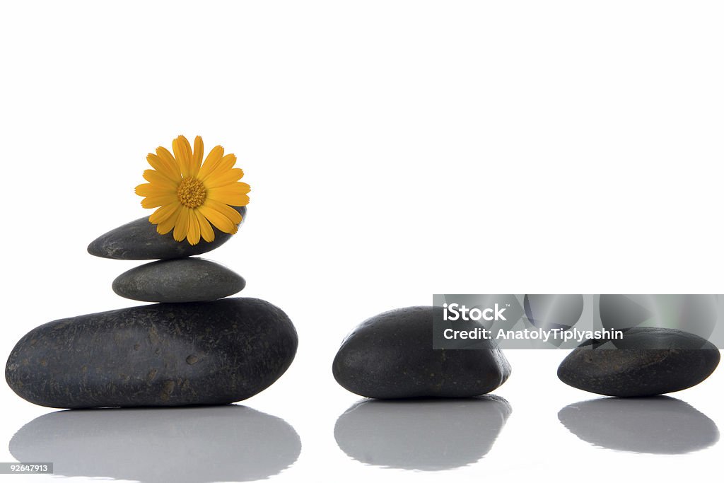 Pedras de spa com flor amarela - Foto de stock de Aromaterapia royalty-free