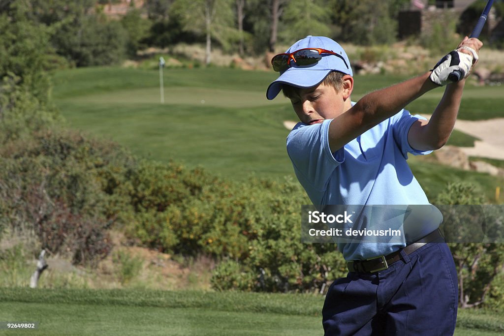 Joven masculino sobre para jugar golf, focus on golfista - Foto de stock de Golf libre de derechos