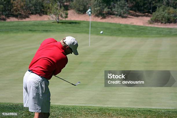 Hombre Con Pelota De Cincelar En Verde Focus On Golfista Foto de stock y más banco de imágenes de Tiro corto