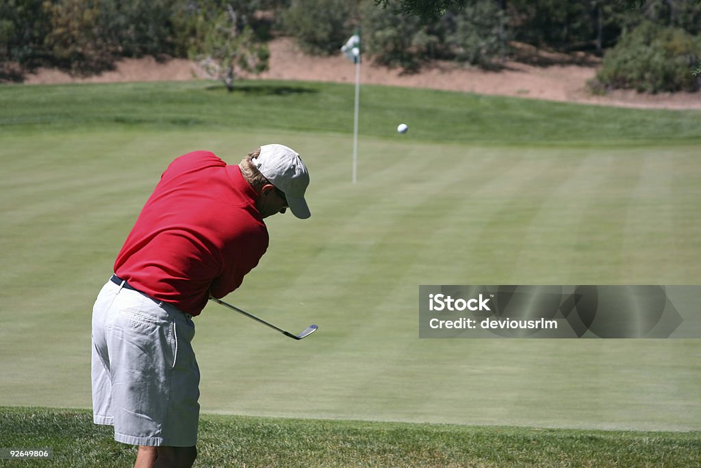 男性;チッピングボールをグリーン、ゴルフに集中 - スポーツ チップするのロイヤリティフリーストックフォト