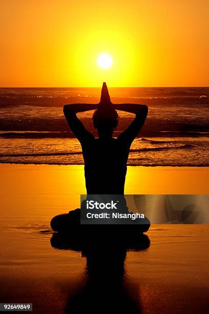 Yoga Meditazione Al Tramonto Sulloceano Atlantico Con - Fotografie stock e altre immagini di Acqua