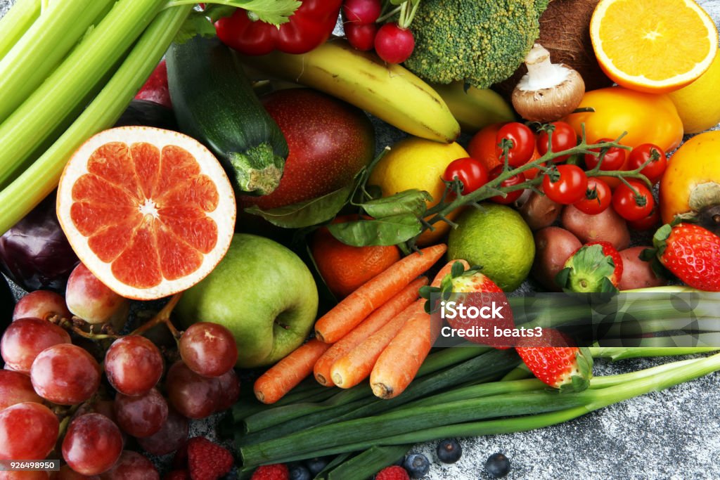 Composition avec variété de fruits et légumes biologiques. Alimentation équilibrée - Photo de Aliment libre de droits