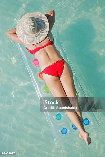 Das Leben Ist Ein Strand Lilo Stockfoto und mehr Bilder von Attraktive Frau - Attraktive Frau, Auf dem Wasser treiben, Aufblasbarer Gegenstand