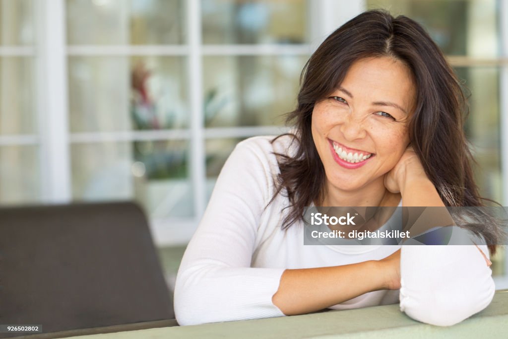 Porträt einer asiatischen Frau lächelnd. - Lizenzfrei Frauen Stock-Foto