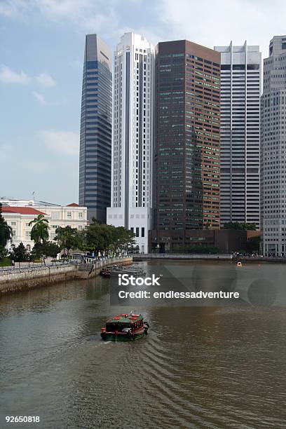 Barca Sul Fiume A Singapore - Fotografie stock e altre immagini di Affari - Affari, Cinese, Copriruota