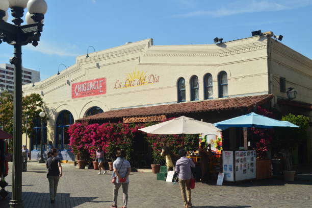 pueblo de la reyna de los angeles, fundado pelo padre junipero serra, no centro de los angeles. - ancient pueblo peoples - fotografias e filmes do acervo