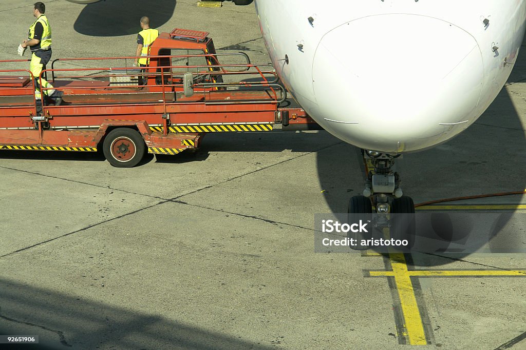 Beladen Gepäck auf ein Flugzeug - Lizenzfrei Bodenpersonal Stock-Foto