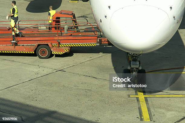Beladen Gepäck Auf Ein Flugzeug Stockfoto und mehr Bilder von Bodenpersonal - Bodenpersonal, Reisegepäck, Abwarten