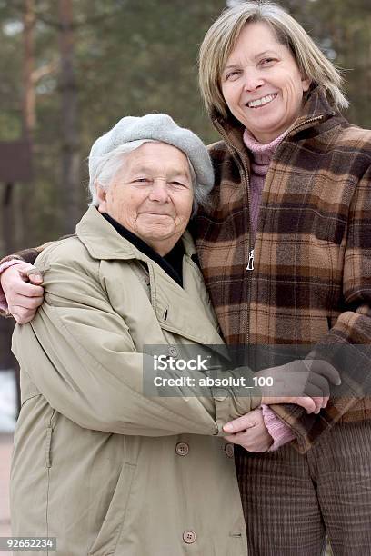 Mutter Und Tochter Stockfoto und mehr Bilder von 45-49 Jahre - 45-49 Jahre, 50-54 Jahre, 70-79 Jahre