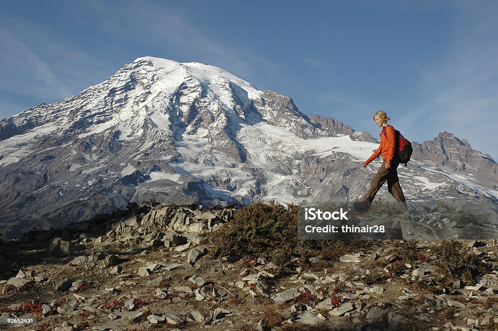 Femme randonneur en face du Mt. Rainier - Photo de Activité de loisirs libre de droits