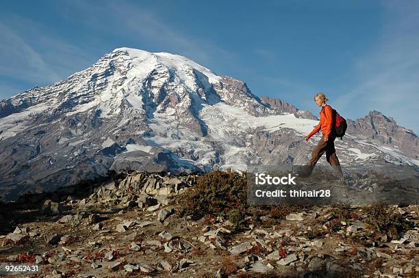 Photo libre de droit de Femme Randonneur En Face Du Mt Rainier banque d'images et plus d'images libres de droit de Activité de loisirs - Activité de loisirs, Admirer le paysage, Adversité