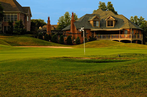 campo de golfe no campo de golfe profissional perto de casas de luxo - traditional sport sports flag golf flag golf - fotografias e filmes do acervo