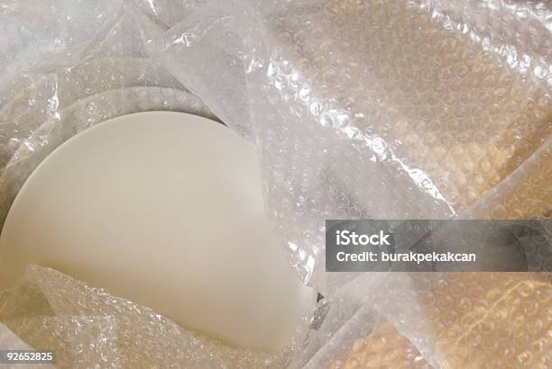 Verpackung Gerichte Mit Schützenden Luftpolsterfolie Und Pappkarton Stockfoto und mehr Bilder von Auspacken