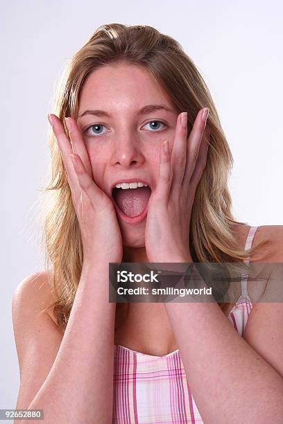 Junge Mädchen Überrascht Vertikal Stockfoto und mehr Bilder von Attraktive Frau - Attraktive Frau, Aufregung, Blondes Haar