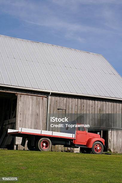 Rot Farm Lkw 10 Stockfoto und mehr Bilder von Agrarbetrieb - Agrarbetrieb, Konvoi, Alt