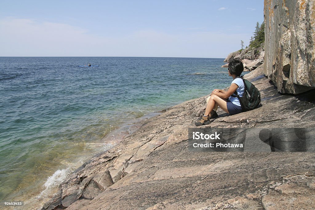 Горные и Каякер на Agawa Pictographs - Стоковые фото Agawa Bay роялти-фри