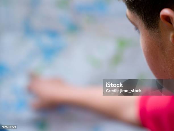 Foto de Criança Apontando No Mapa e mais fotos de stock de Achar - Achar, Aprender, Associação de Escoteiros
