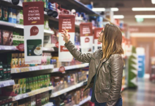 特別か。これらのいくつかを取得する必要があります。 - supermarket shelf store shopping ストックフォトと画像