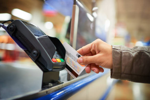 she gets points every time she swipes - store retail supermarket checkout counter imagens e fotografias de stock