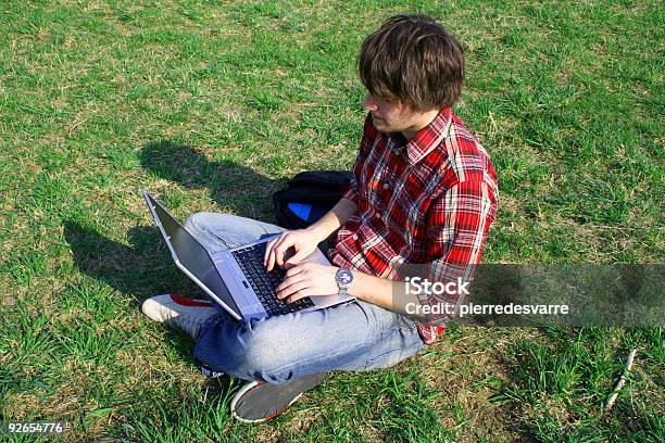 Foto de Estudante Com Laptop e mais fotos de stock de Acender - Acender, Acessibilidade, Aprender