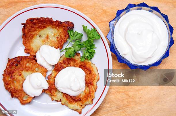 Panquecas De Batata Com Creme De Leite Azedo - Fotografias de stock e mais imagens de Almoço - Almoço, Batatas Preparadas, Bolo - Sobremesa