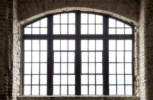 muro di mattoni con finestra e sfondo bianco, ritaglia - mullion windows foto e immagini stock