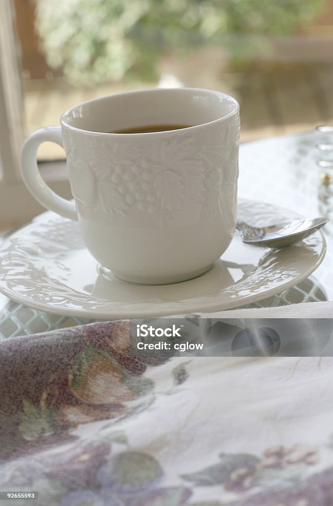 Bianco tazza di caffè sul tavolo per la prima colazione - Foto stock royalty-free di Ambientazione interna