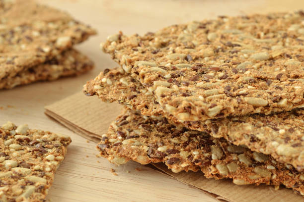 crispy flatbread cracker with flax, sunflower and sesame seeds - friable imagens e fotografias de stock