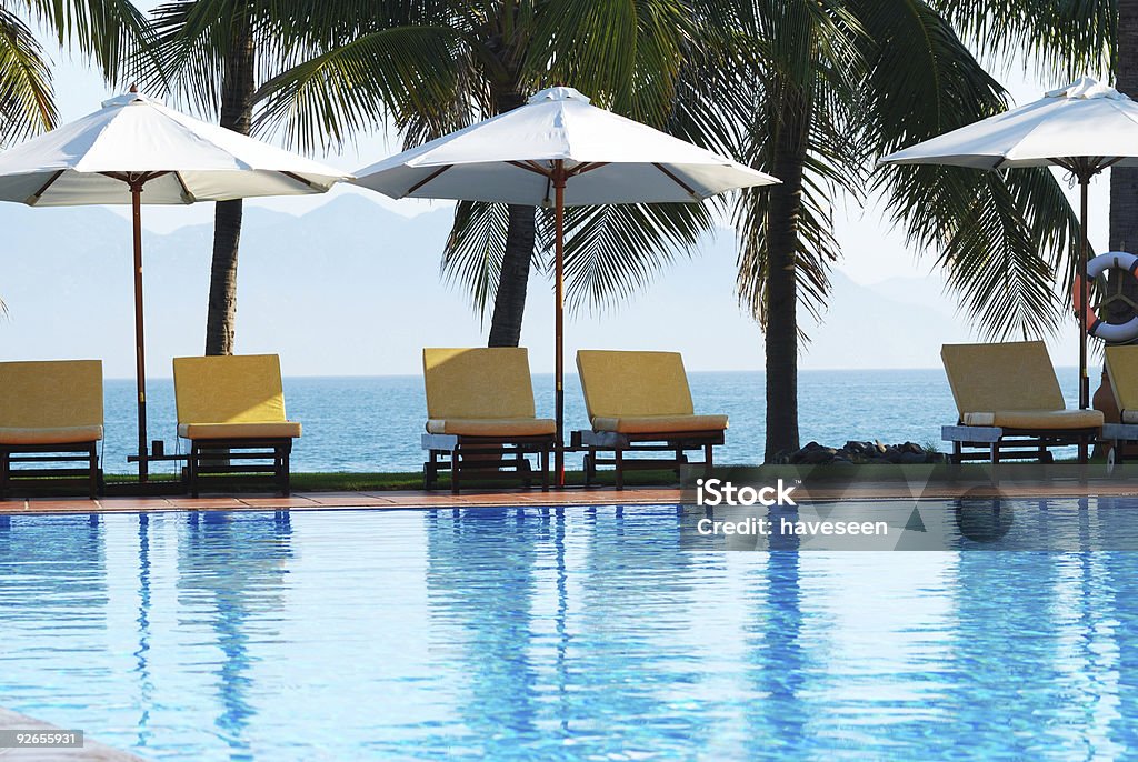 Piscina Tropical - Foto de stock de Piscina Exterior libre de derechos