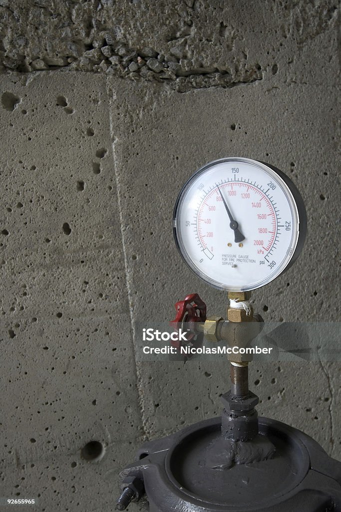 Manómetro con pared de cemento - Foto de stock de Color - Tipo de imagen libre de derechos
